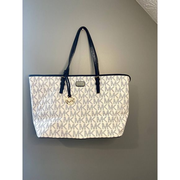 Authentic Micheal Kors navy and white large size shoulder bag - Picture 1 of 9